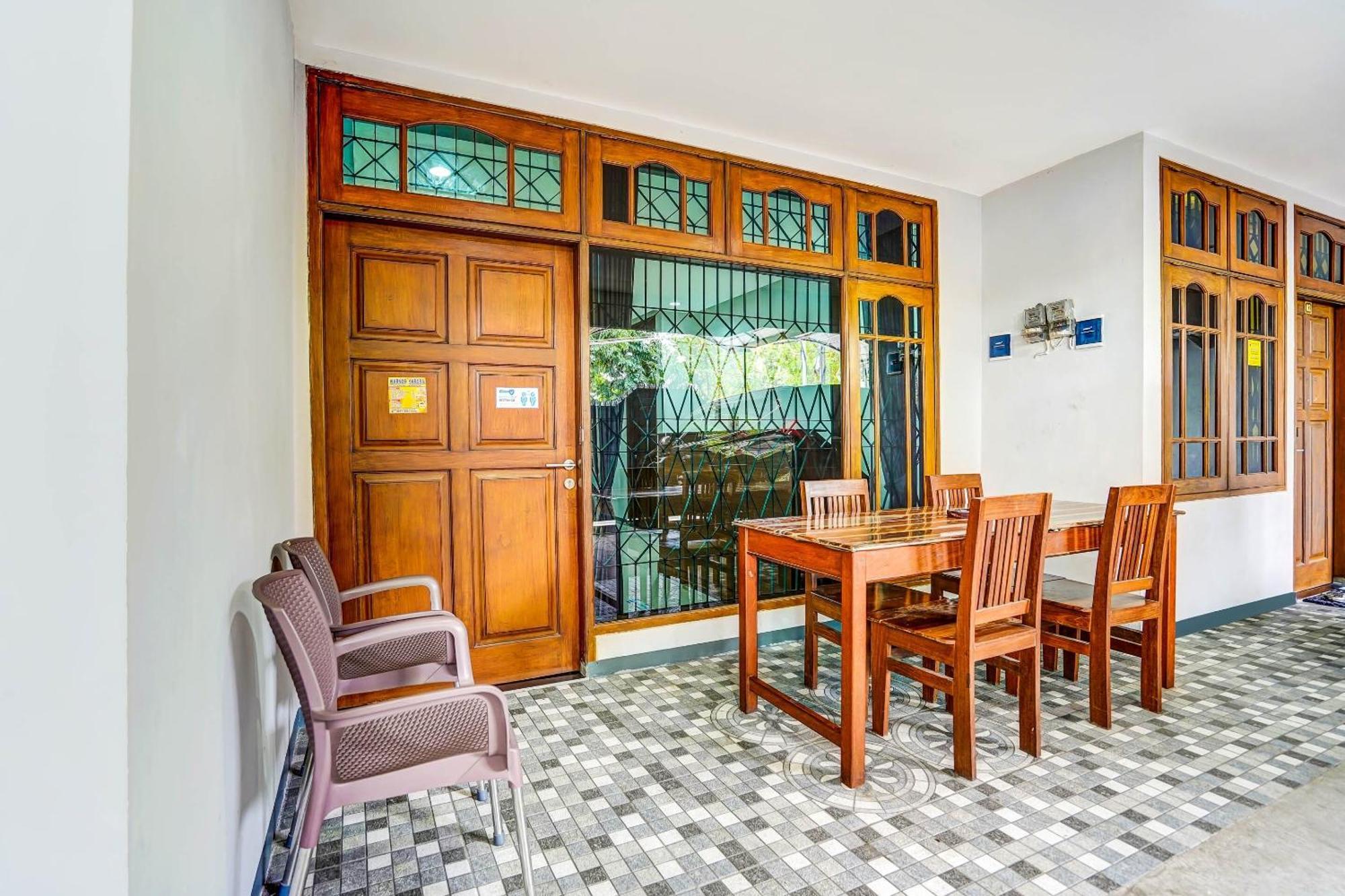 Oyo 90891 Parang Kusumo Residence Krembangan Eksteriør billede