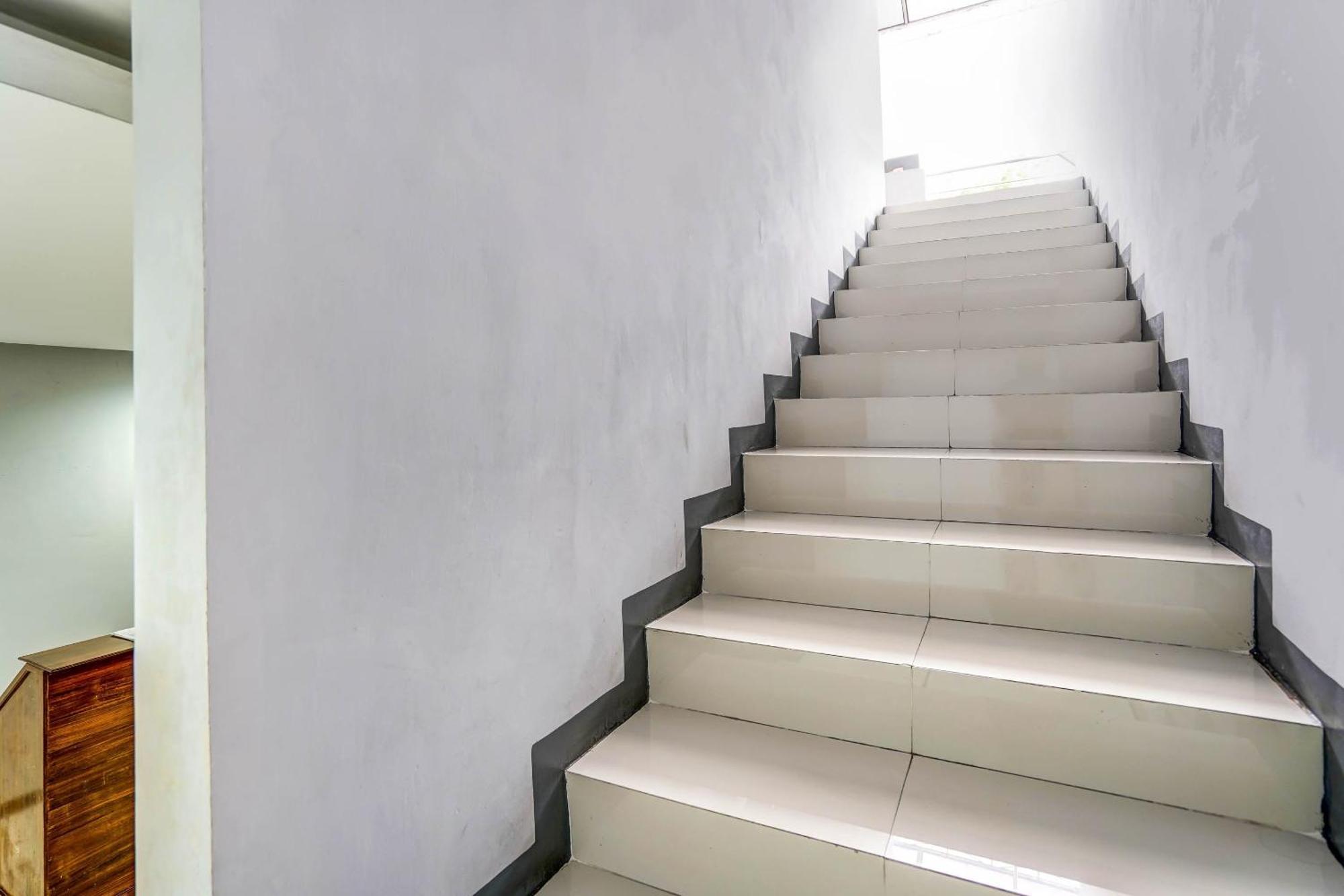 Oyo 90891 Parang Kusumo Residence Krembangan Eksteriør billede